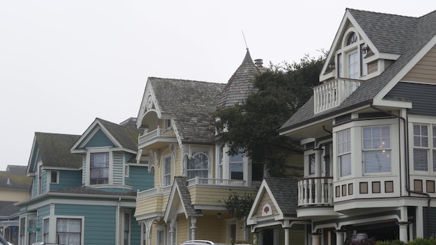 Oude victoriaanse stijl herbergt historische koloniale architectuur in monterey californië