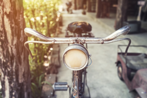 oude vintage fiets en licht in de tuin