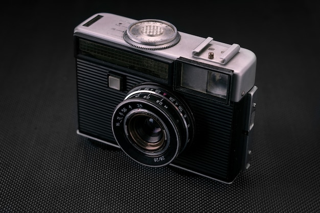 Oude vintage film 36 mm fotocamera, lifestyle geheugen. Maak foto's met een handmatige lensgeschiedenis.