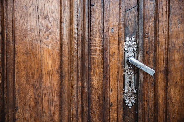 Oude vintage houten deuren sluiten af met hulpmiddelen voor slotontwerp