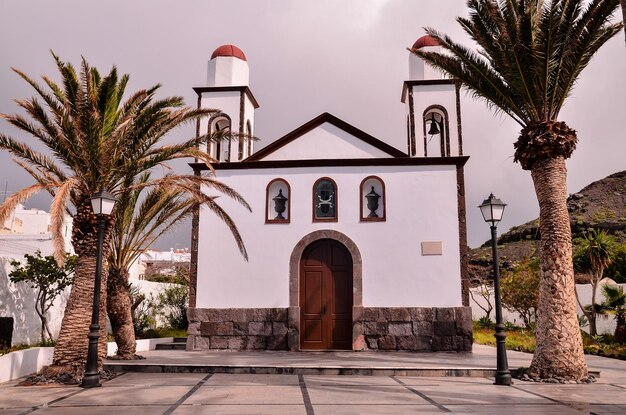 Oude vintage katholieke kerk Virgen de las Nieves