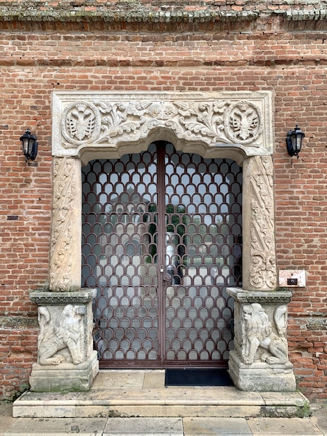 Foto oude vintage metalen deur op bakstenen muur