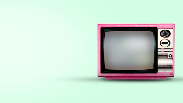 Oude vintage tv op groene achtergrond