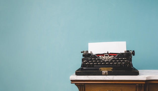 Oude vintage typemachine op een tafel op een geïsoleerde achtergrond