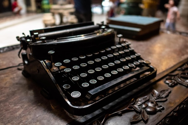 Oude vintage typemachine op een tafel