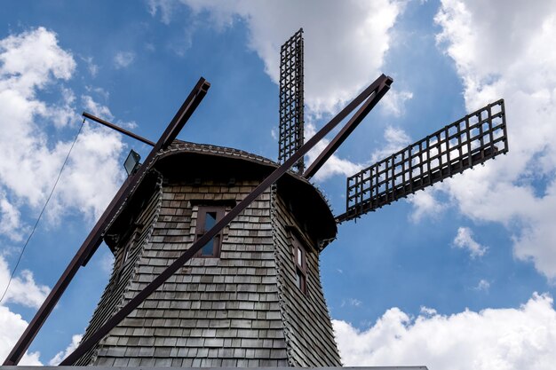 Foto oude vintage windturbine op blauwe achtergrond