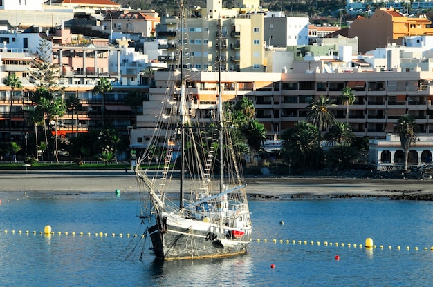 Oude vintage zeilboot in de haven van Tenerife, de Canarische Eilanden