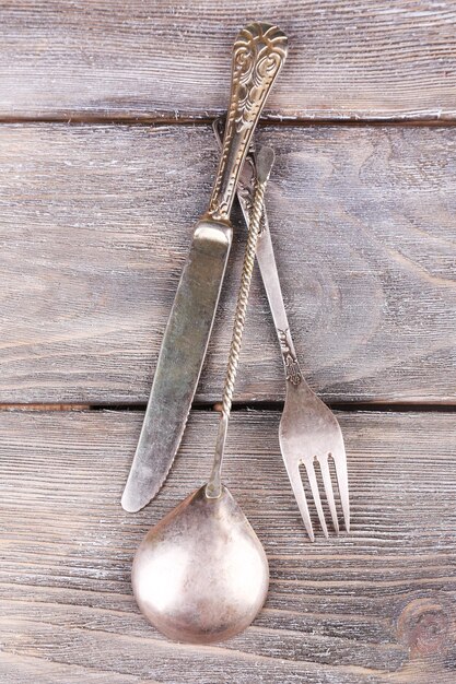 Oude vintage zilverwerk op een houten tafel