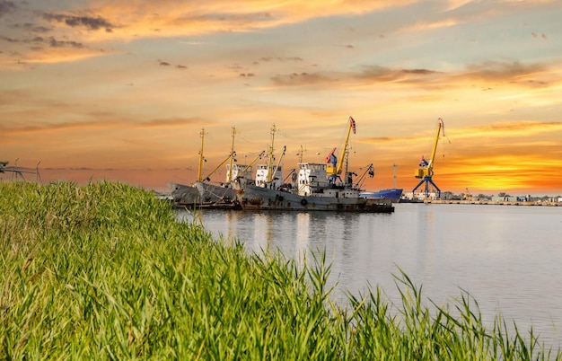 Oude visserij seiners in de haven.