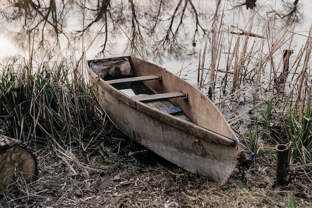 Oude vissersboot op de rivier