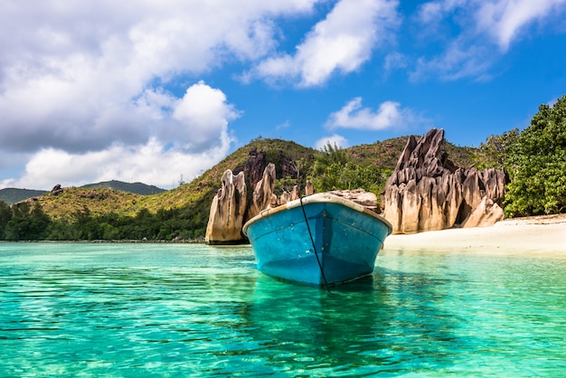 Oude vissersboot op tropisch strand