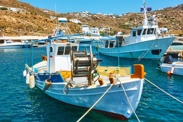 Oude vissersboten in de haven van Mykonos, Griekenland