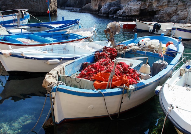 Oude vissersboten met netten, zuid-italië