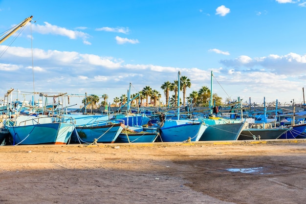 Oude vissersboten verankerd in de haven van Hurghada stad Egypte