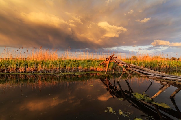 Oude vissersbrug bij zonsondergang op een riviertje