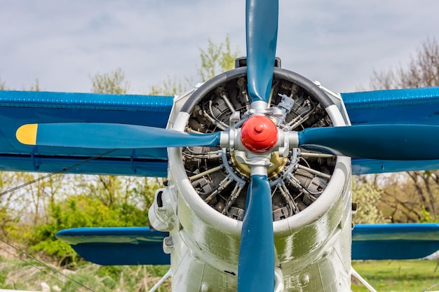 Foto oude vliegtuig achtergrond, rotor en motor motor close-up