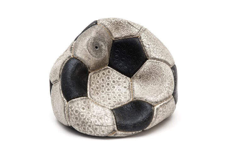 Foto oude voetbalbal die op wit wordt geïsoleerd