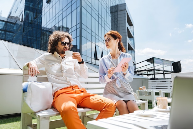 Oude vrienden. Twee oude vrienden ontmoeten elkaar op een zomerterras terwijl ze praten over hun onvergetelijke herinneringen