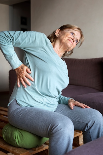 Foto oude vrouw die fitnessoefeningen doet