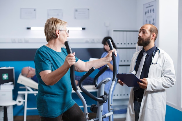 Oude vrouw die fysiotherapie krijgt