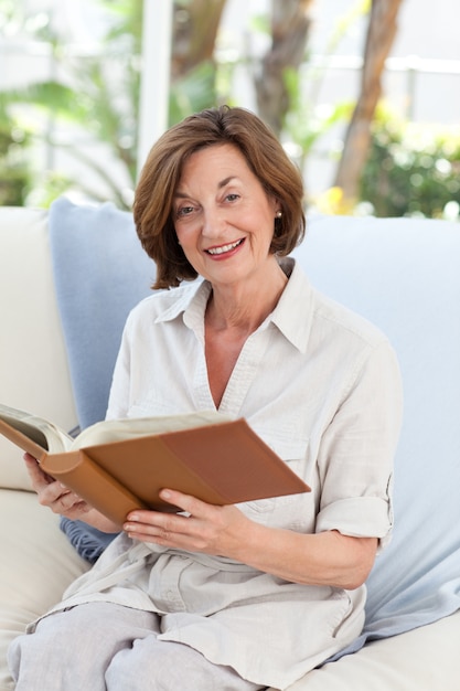 Oude vrouw die haar boek leest