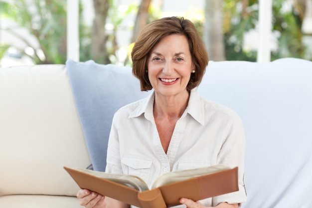 Oude vrouw die haar boek leest