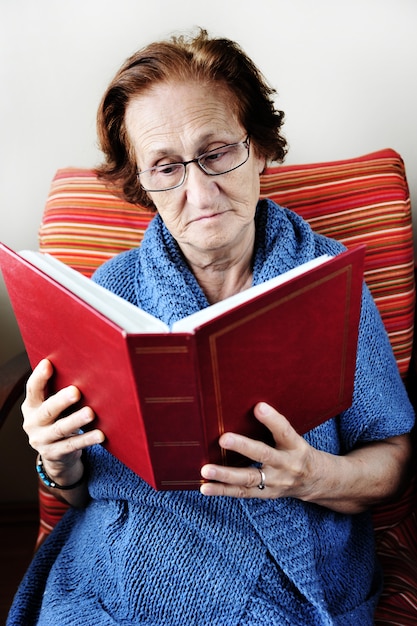 Foto oude vrouw en herinneringen