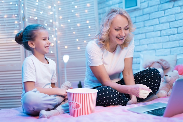 Oude vrouw en kleindochter kijken naar film