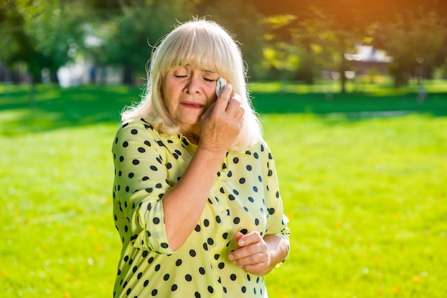 Oude vrouw huilen.