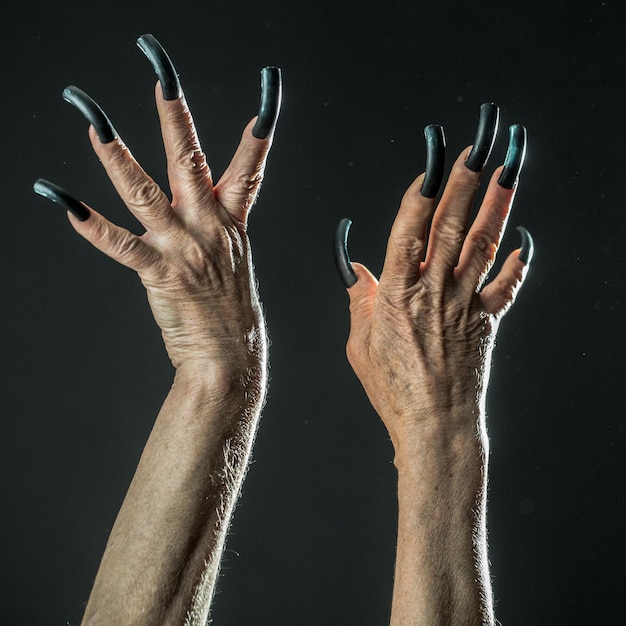 Foto oude vrouwelijke handen met lange nagels