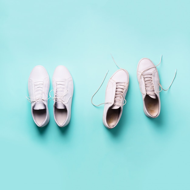 Oude vuile sneakers versus nieuwe witte sneakers. Trendy schoenen.