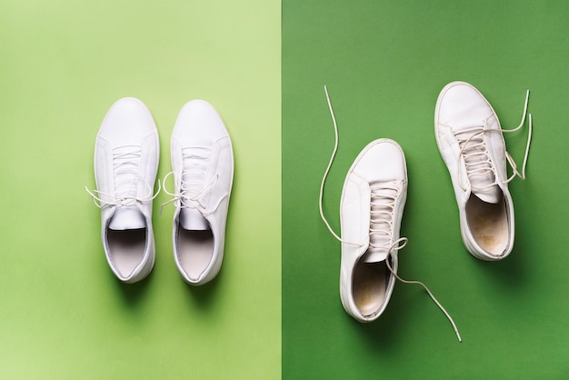 Oude vuile sneakers vs nieuwe witte sneakers op groene achtergrond trendy schoeisel bovenaanzicht concept van ervaring discipline en chaos nauwkeurigheid puinhoop stijlvolle schoenen terug naar school