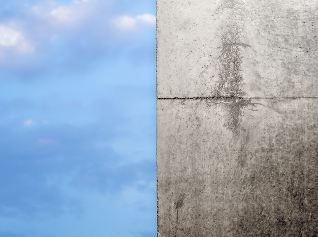 Foto oude vuile vlekken betonnen wandoppervlak met watervlekken, de achtergrond is de lucht