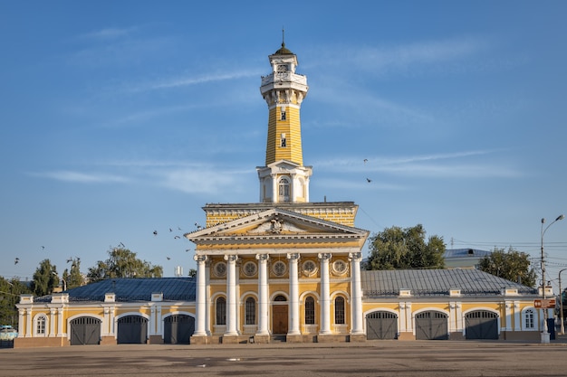 Oude vuurtoren aan de ochtendhemel