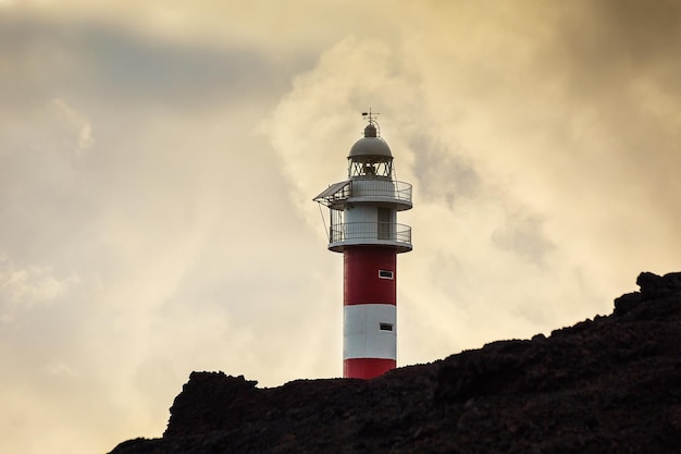 Oude vuurtoren de Punta de Teno op het Canarische eiland Tenerife