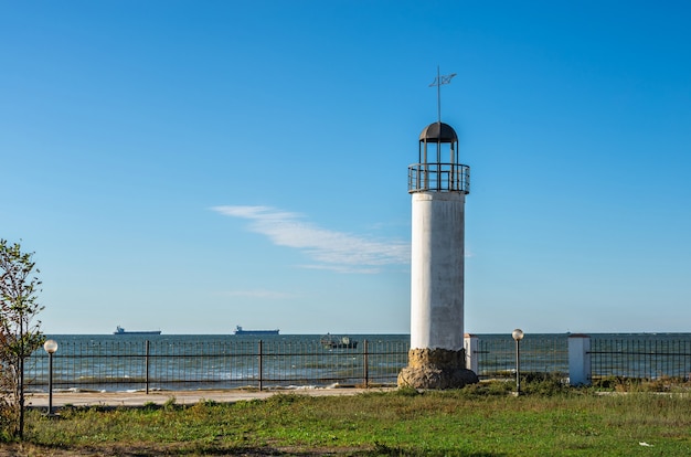 Foto oude vuurtoren karabush in het vakantieoord morskoe in de buurt van odessa, oekraïne, op een zonnige lentedag