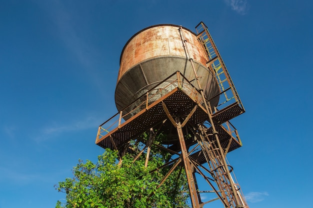 Oude watertank met blauwe hemel