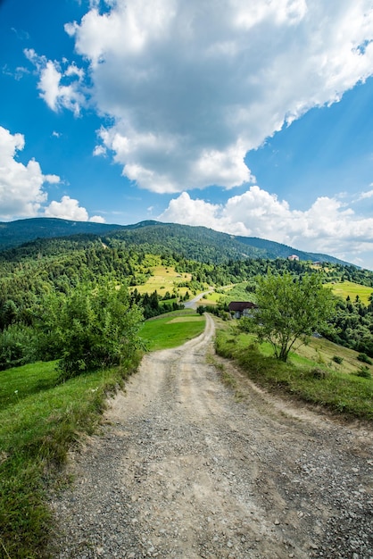 Oude weg bovenop de berg berg achtergrond verticale foto berglijnen achtergrond