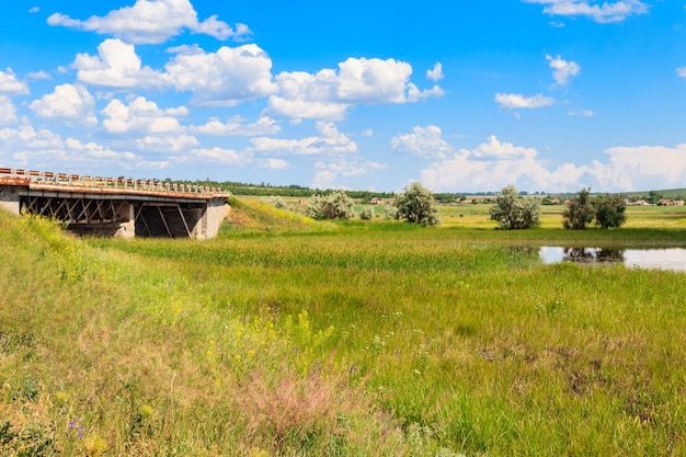 Oude wegbrug over kleine rivier