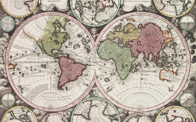 Foto oude wereldkaart met illustraties met gekleurde continenten
