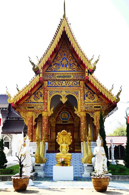 Oude wijdingszaal of antieke oude ubosot voor Thaise reizigers, mensen reizen, bezoeken en respecteren biddende zegen Boeddha wens mythe in de Wat Khua Khrae-tempel op 22 februari 2015 in Chiang Rai, Thailand