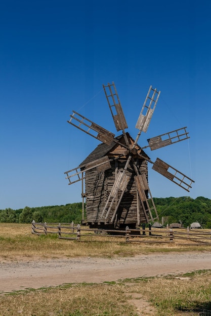 Oude windmolen op blauwe hemelachtergrond