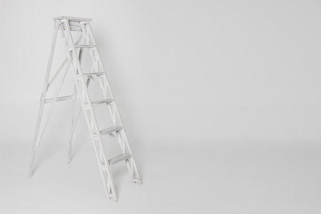 Oude witte ladder geïsoleerd op een witte achtergrond