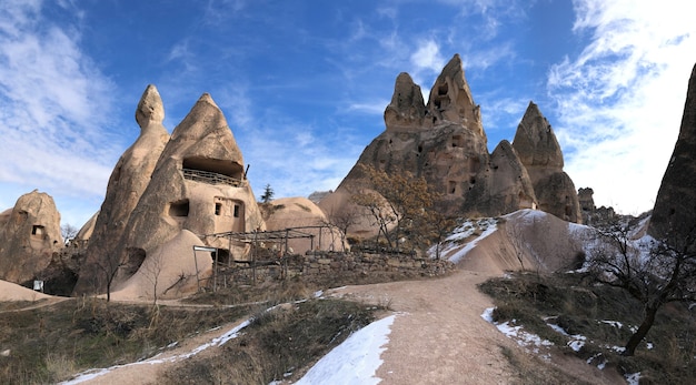 Oude woningen uitgehold in vulkanisch gesteente in cappadocië, turkije
