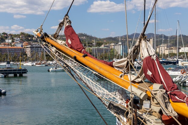 Oude zeilklipper afgemeerd in La Spezia Liguria Italië op 19 april 2019.