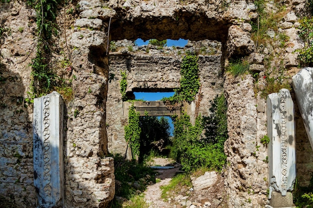 Oude zijruïnes in Turkije Kemer Antalya. Oude ruïnes van de stad Side, Turkije