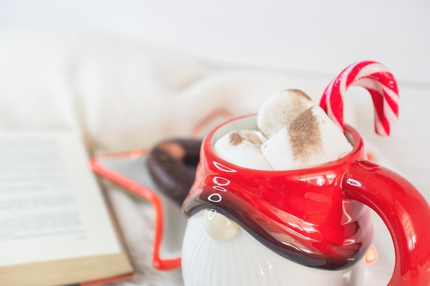 Oudejaarsavond achtergrond Kerstman mok met marshmallows kerstkoekjes open boek