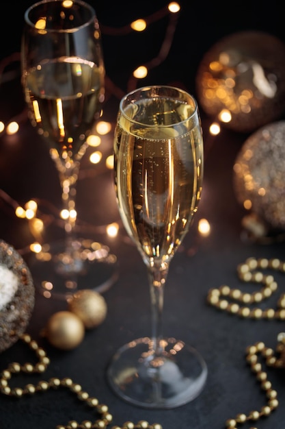 Oudejaarsavond glas champagne op zwarte tafel Cristmas decoratie achtergrond