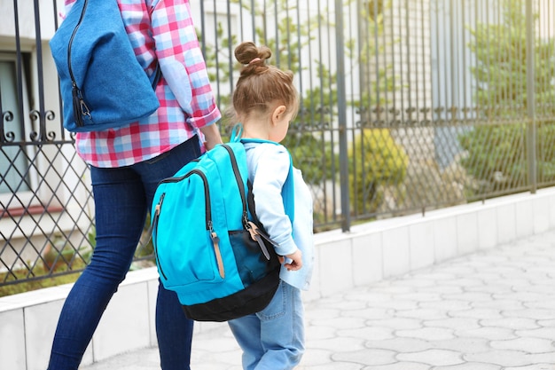 Foto ouder brengt kind naar school