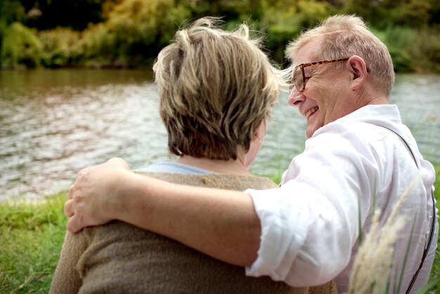 Ouder echtpaar hopeloos verliefd